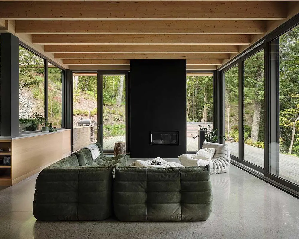 Una casa que emerge entre los árboles: arquitectura que nace del paisaje
