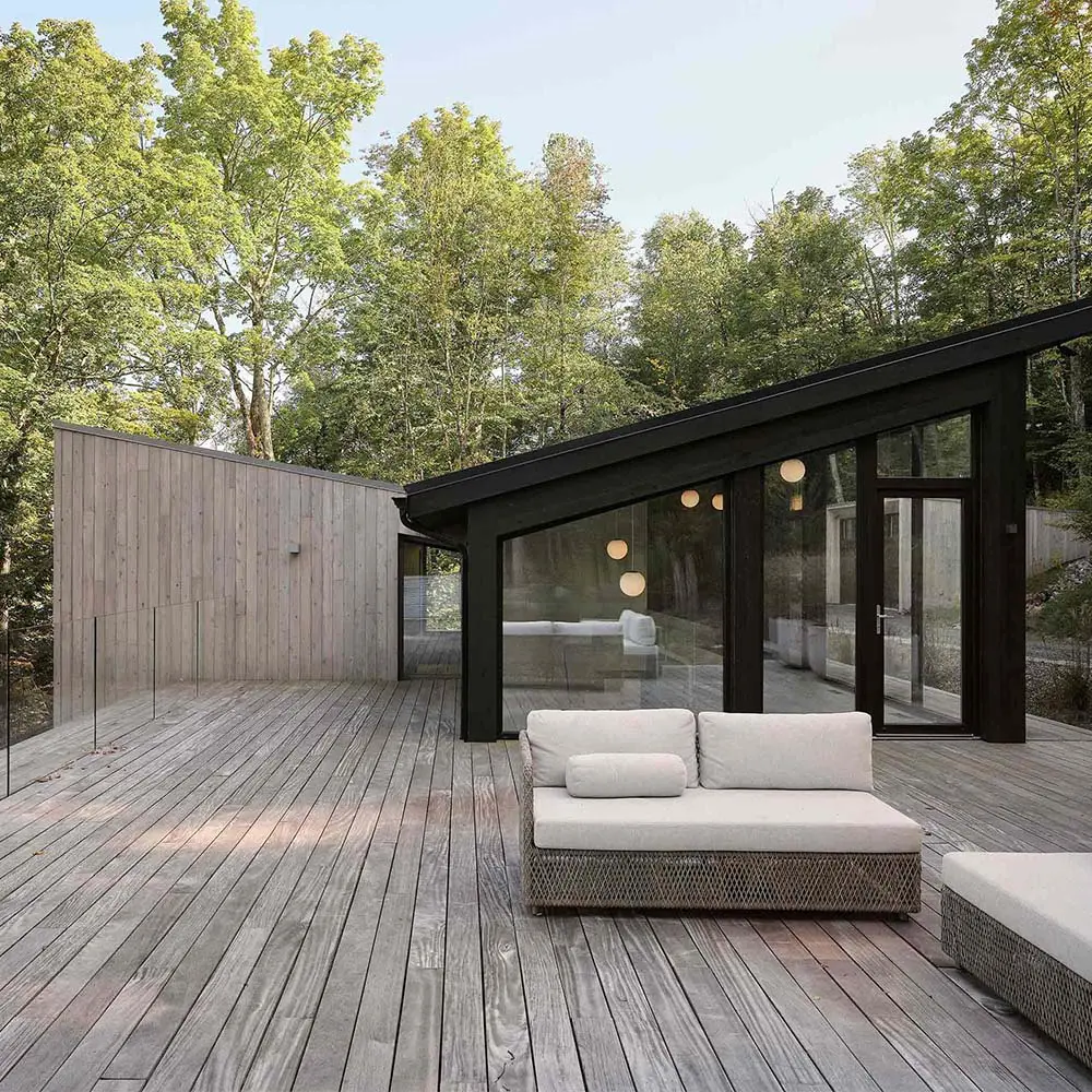 Una casa que emerge entre los árboles: arquitectura que nace del paisaje