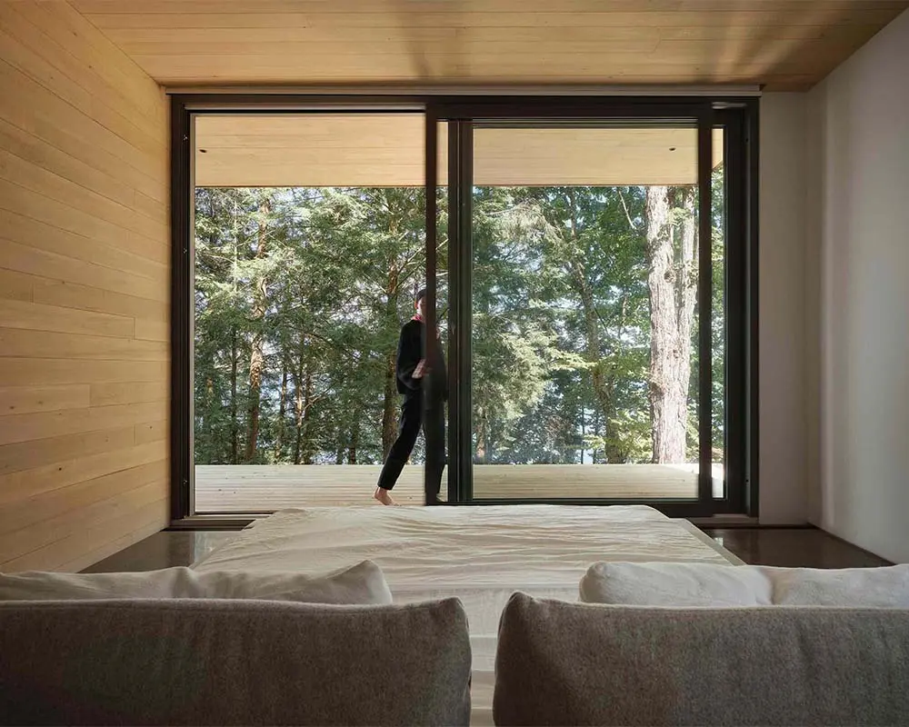 Una casa que emerge entre los árboles: arquitectura que nace del paisaje