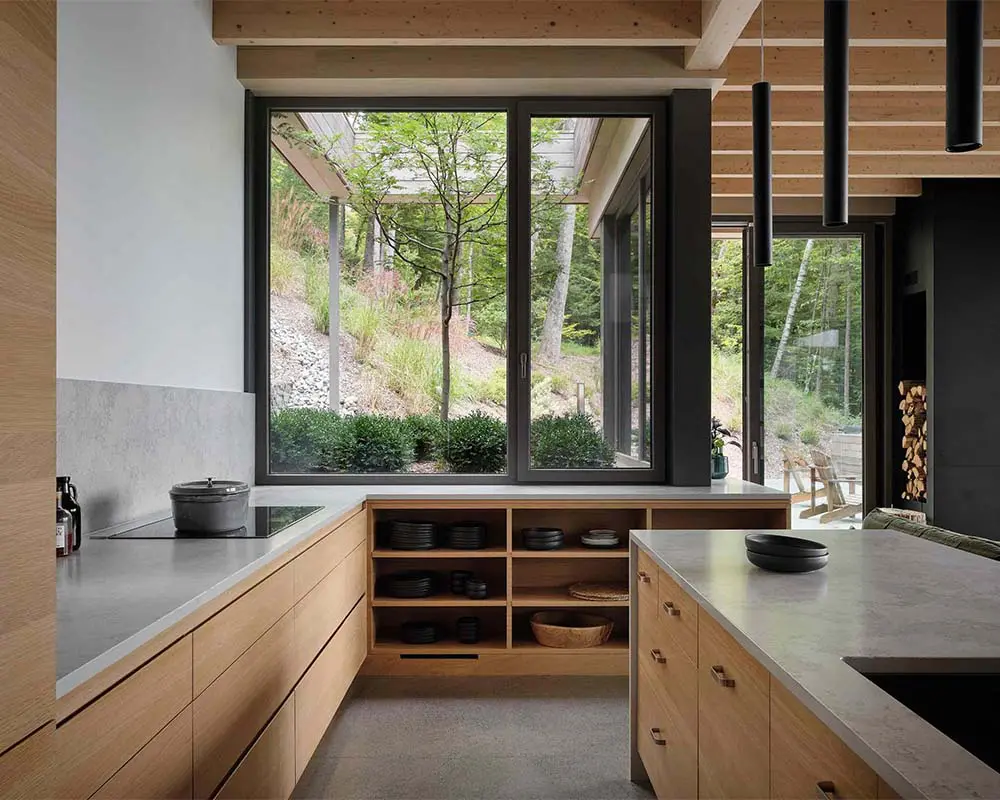 Una casa que emerge entre los árboles: arquitectura que nace del paisaje