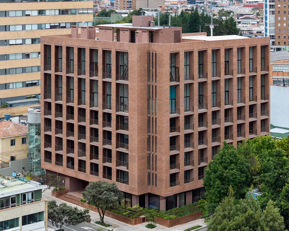 Color, comunidad y bienestar en los espacios compartidos de este edificio