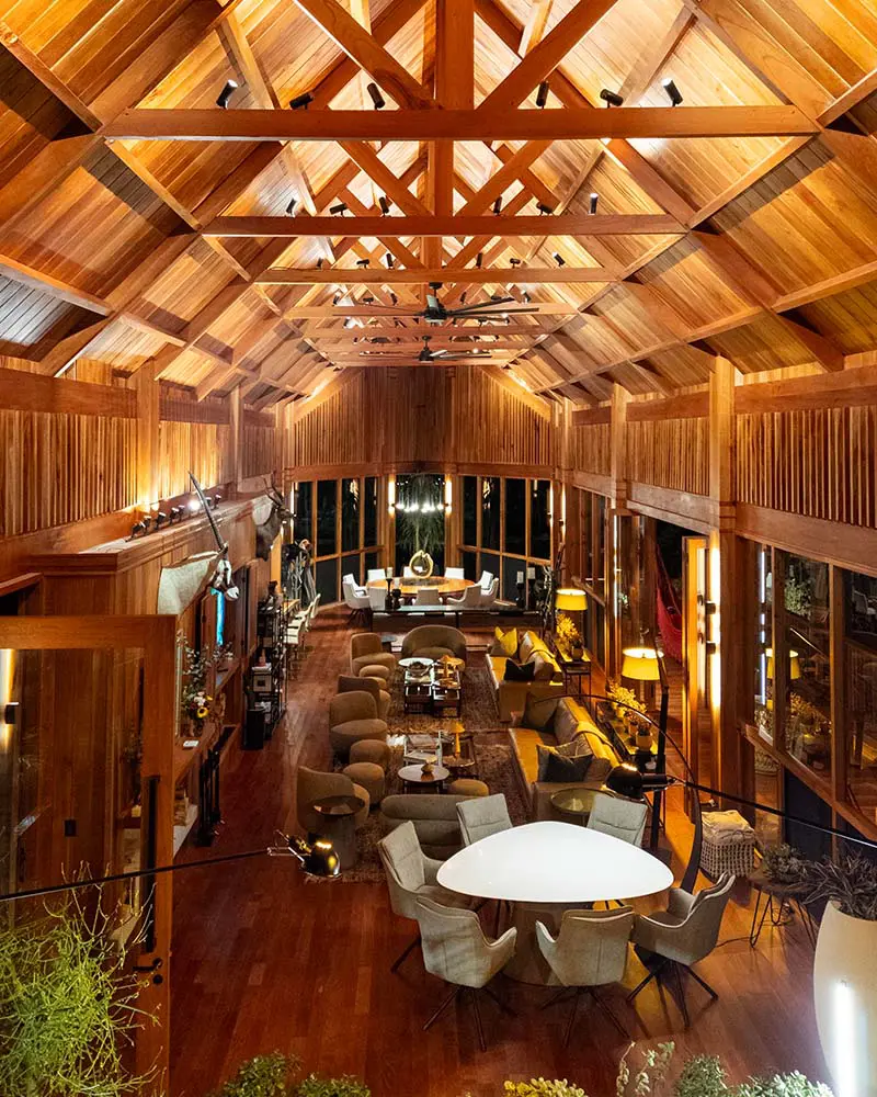 Una residencia en panamá inspirada en la forma de una hoja seca