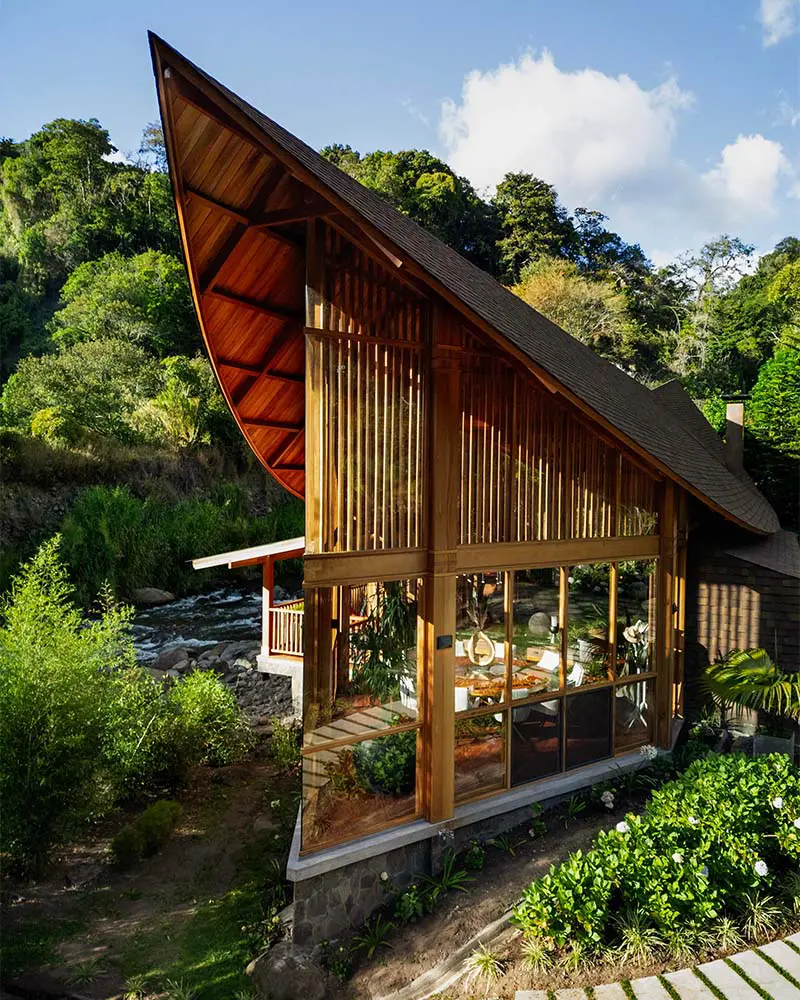Una residencia en panamá inspirada en la forma de una hoja seca