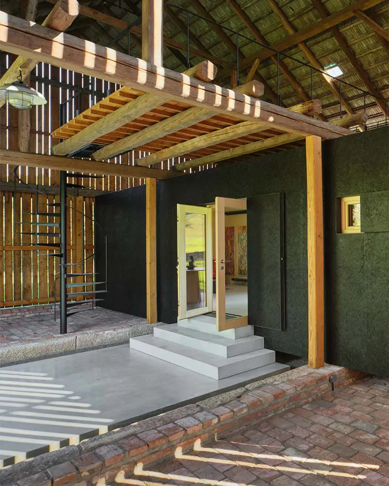 Un granero tradicional se convierte en el escenario de una vivienda sostenible y funcional Un granero tradicional se convierte en el escenario de una vivienda sostenible y funcional