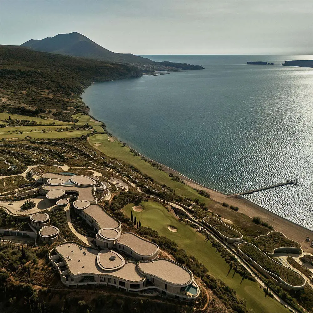 El resort de lujo en grecia que redefine el bienestar a través de la arquitectura y la sostenibilidad