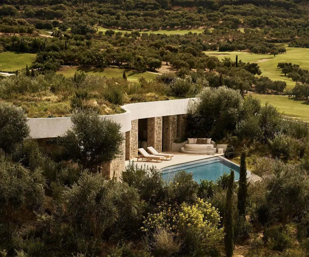 El resort de lujo en grecia que redefine el bienestar a través de la arquitectura y la sostenibilidad