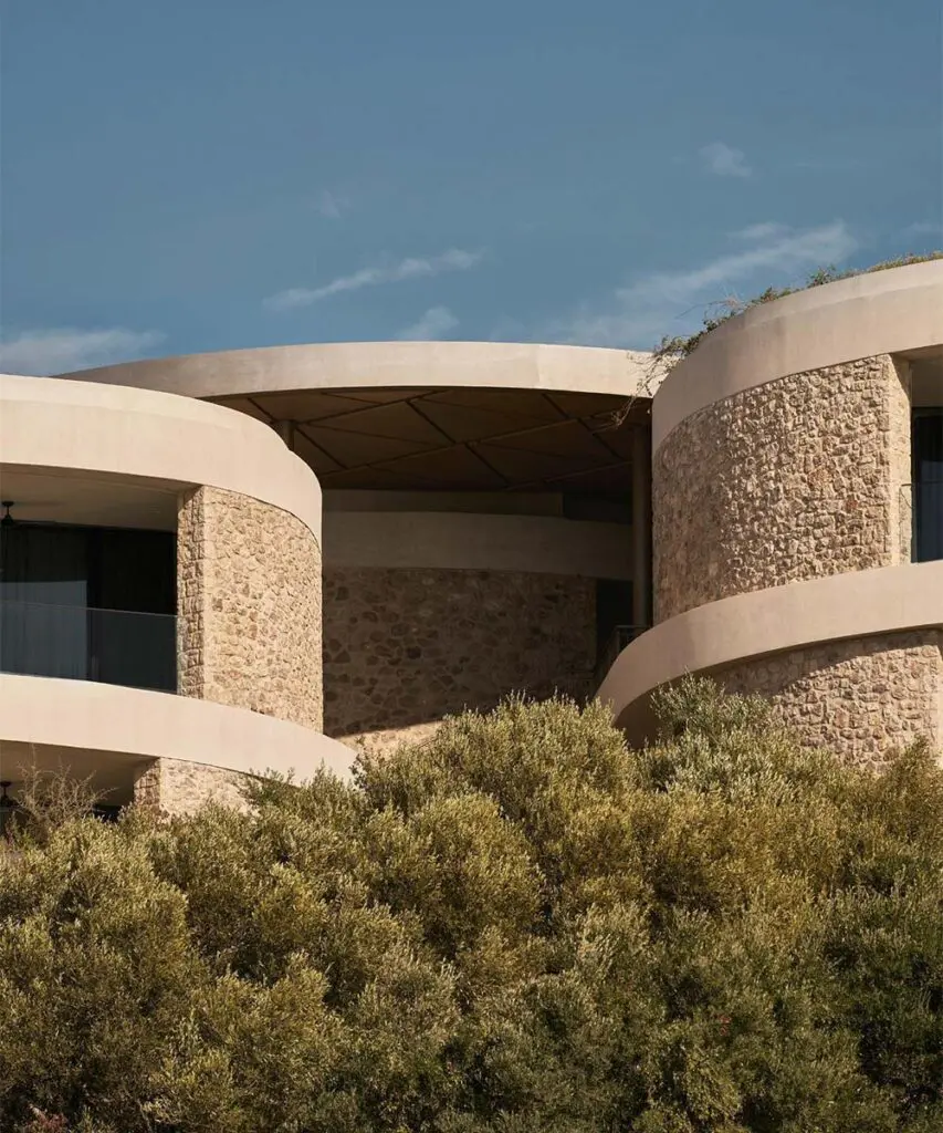 El resort de lujo en grecia que redefine el bienestar a través de la arquitectura y la sostenibilidad