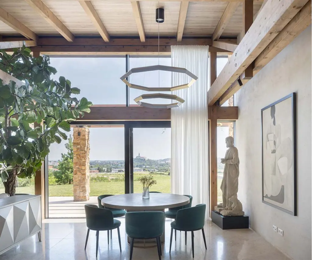 El sol, la sombra y el paisaje atraviesan esta casa abierta en eslovaquia El sol, la sombra y el paisaje atraviesan esta casa abierta en eslovaquia