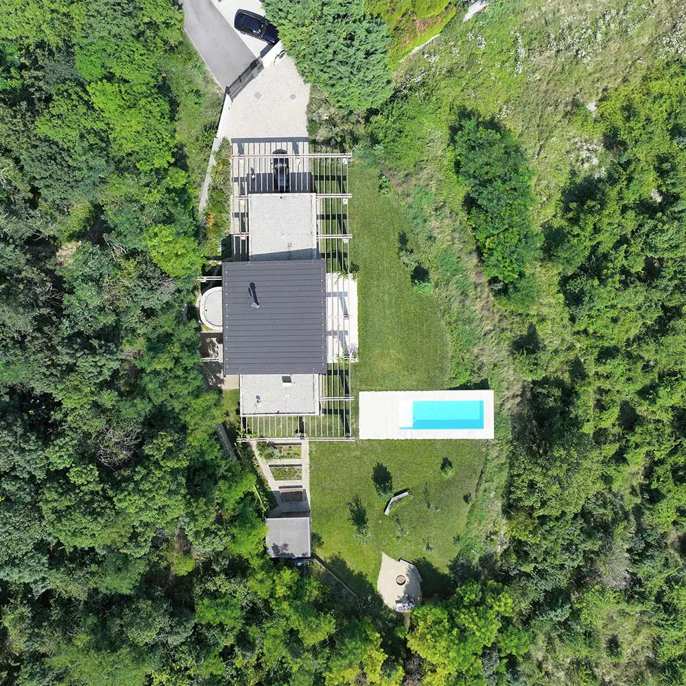 El sol, la sombra y el paisaje atraviesan esta casa abierta en eslovaquia El sol, la sombra y el paisaje atraviesan esta casa abierta en eslovaquia