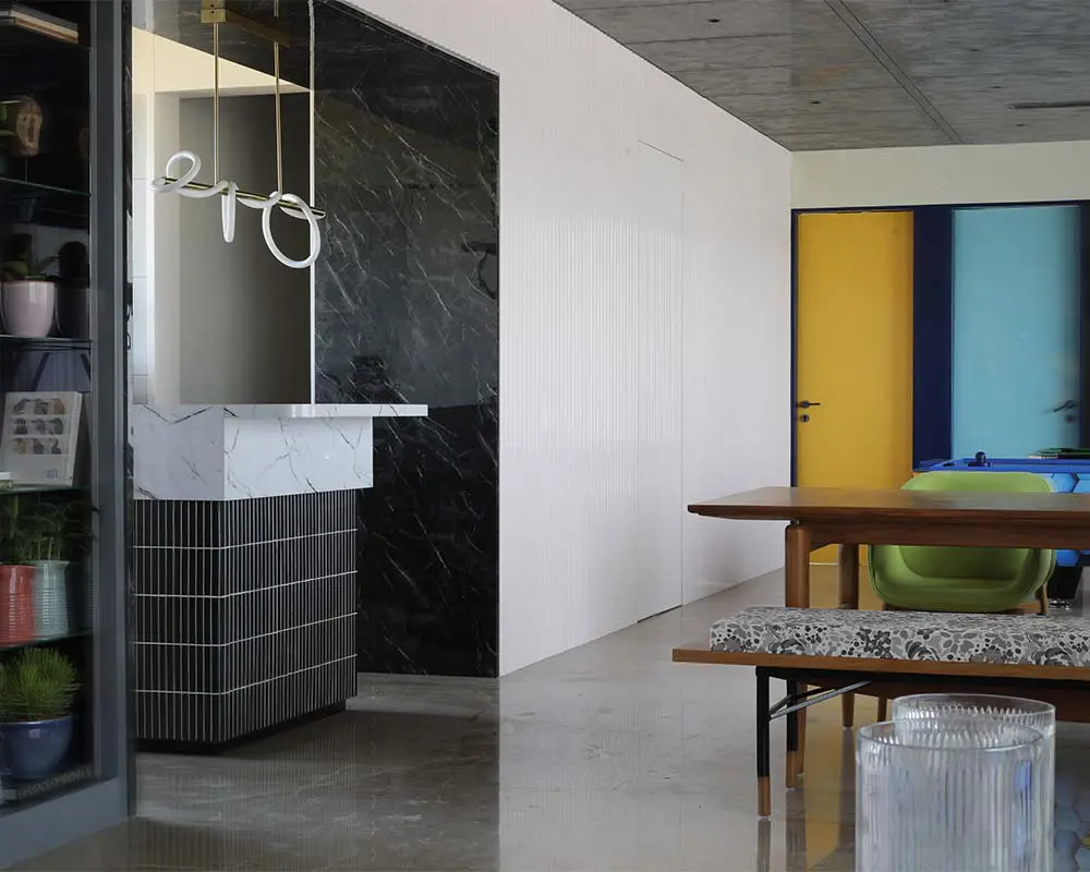 Olvide el minimalismo: así es el apartamento que apuesta por el exceso de la ‘fiesta radical’
