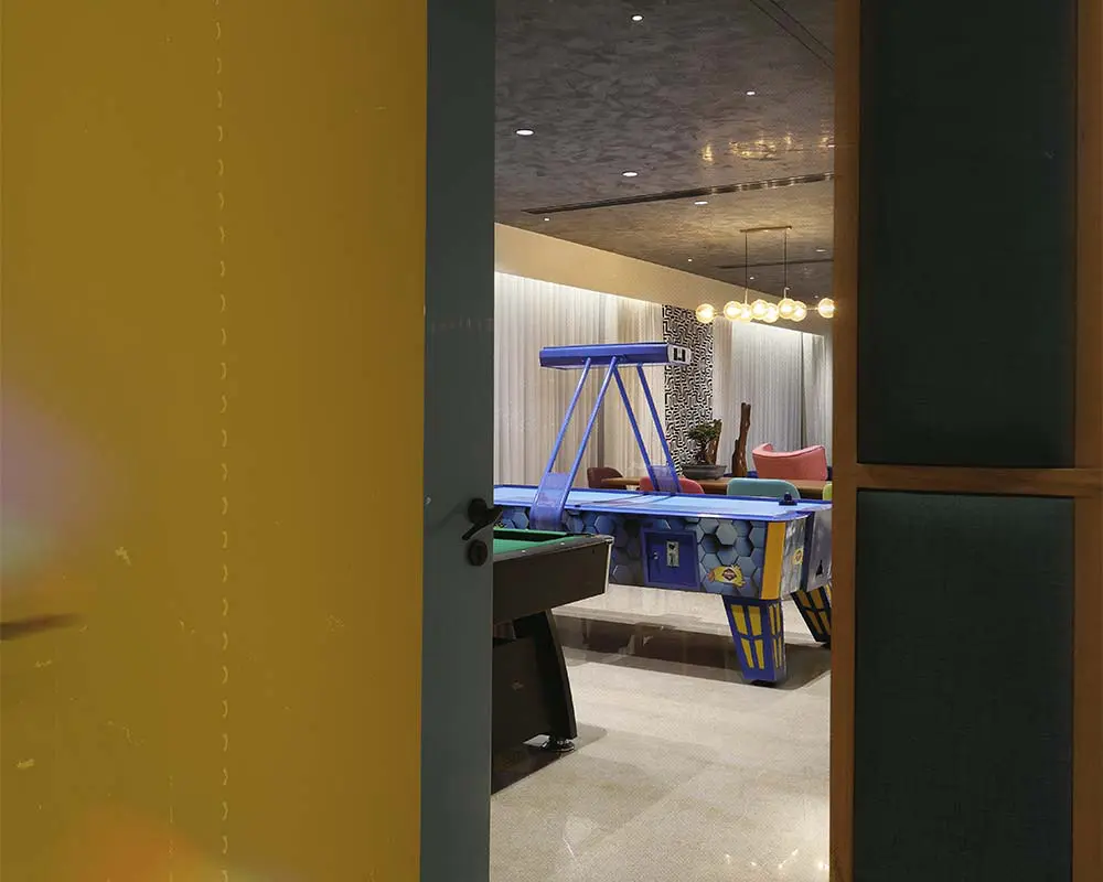 Olvide el minimalismo: así es el apartamento que apuesta por el exceso de la ‘fiesta radical’