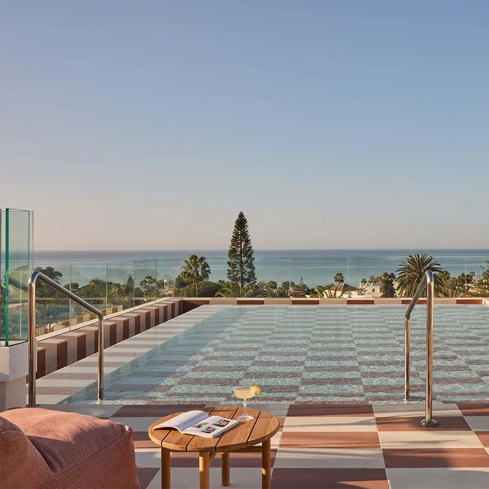 Una azotea inspirada en la Marbella de los años setenta transforma este Hotel en España