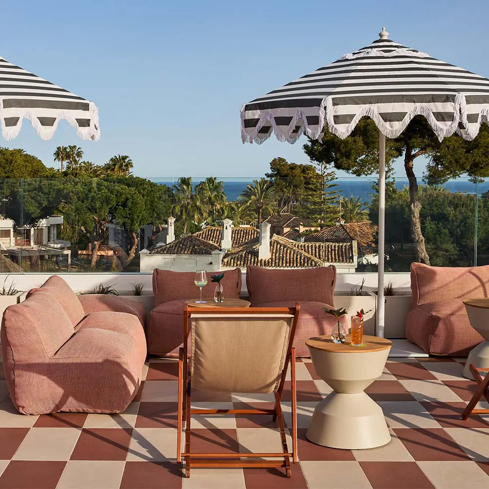 Una azotea inspirada en la Marbella de los años setenta transforma este Hotel en España