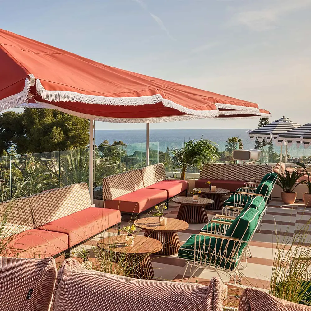 Una azotea inspirada en la Marbella de los años setenta transforma este Hotel en España