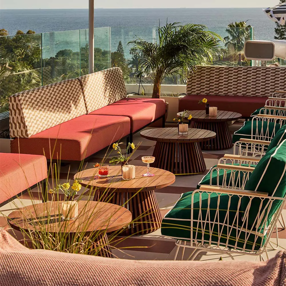 Una azotea inspirada en la Marbella de los años setenta transforma este Hotel en España