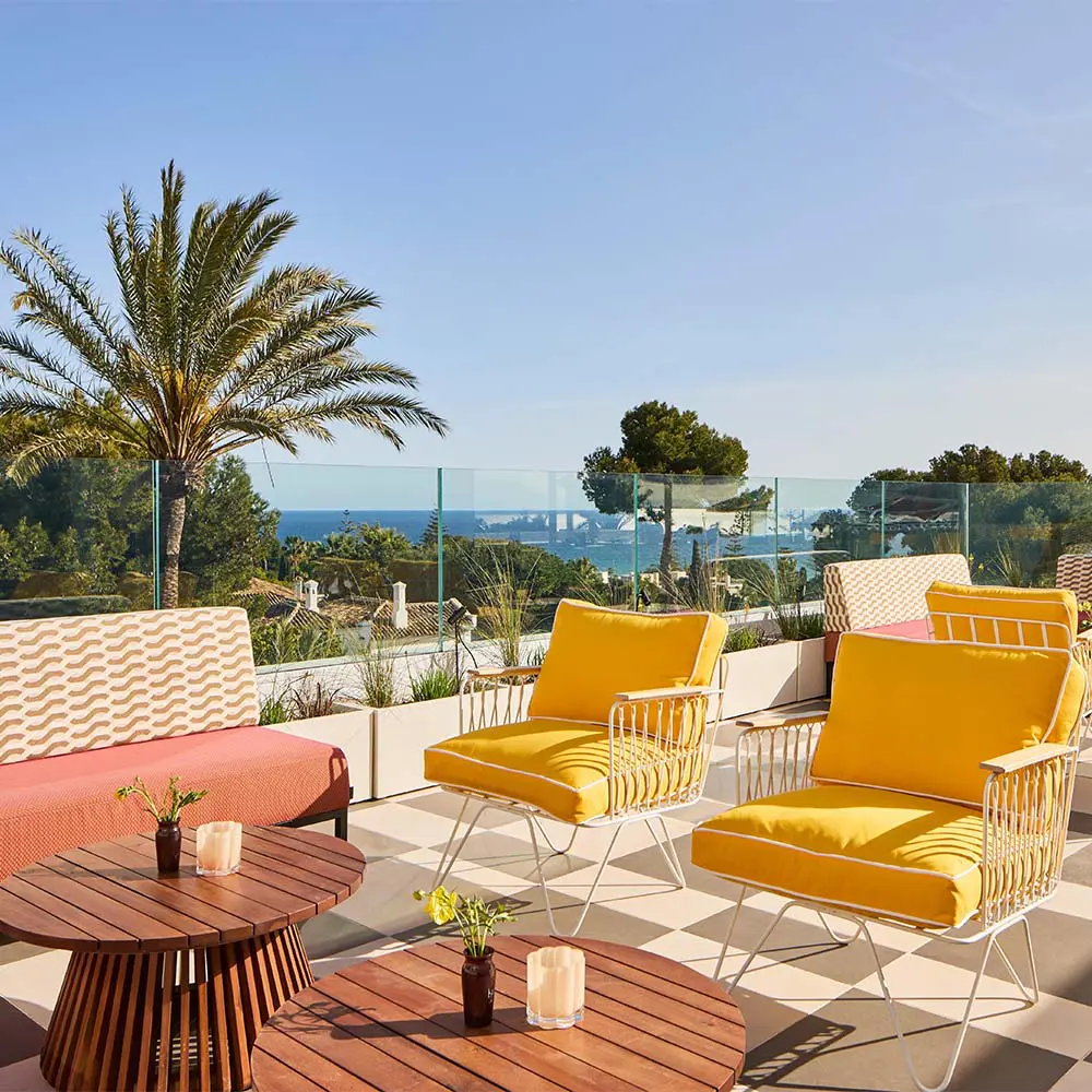 Una azotea inspirada en la Marbella de los años setenta transforma este Hotel en España