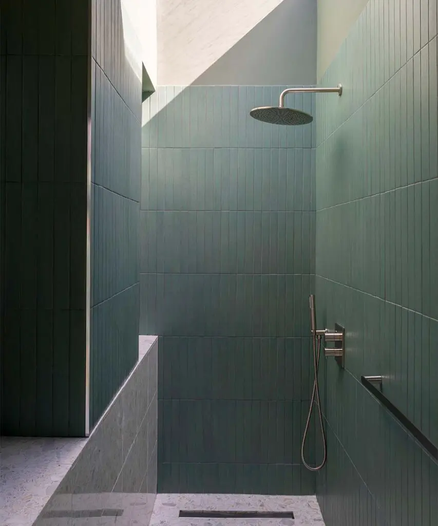El baño de una casa victoriana ahora es un santuario iluminado por el jardín El baño de una casa victoriana ahora es un santuario iluminado por el jardín
