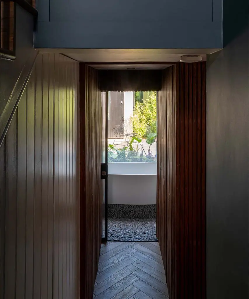El baño de una casa victoriana ahora es un santuario iluminado por el jardín El baño de una casa victoriana ahora es un santuario iluminado por el jardín
