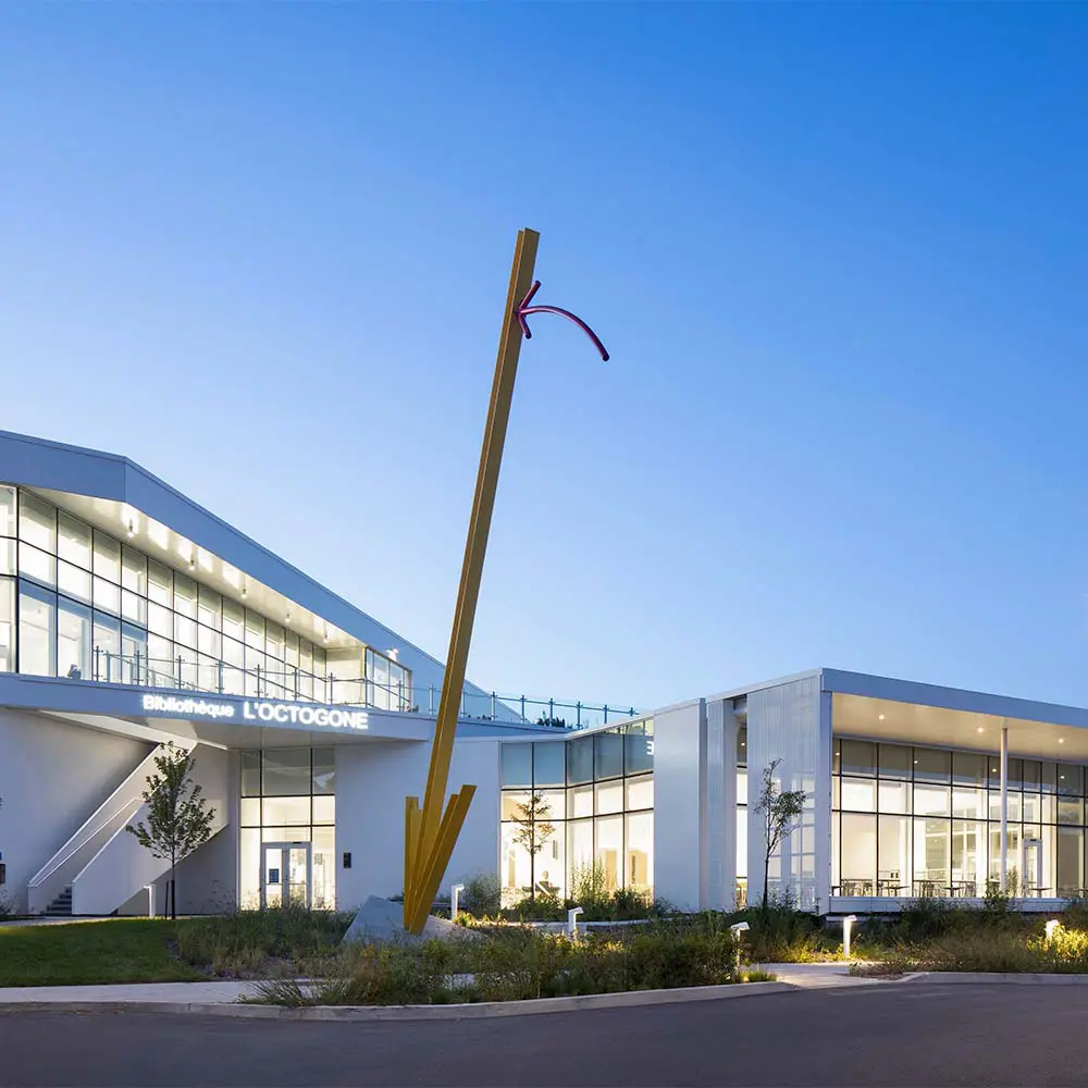 Esta biblioteca en canadá parece una linterna urbana: transforma la cultura a través de luz
