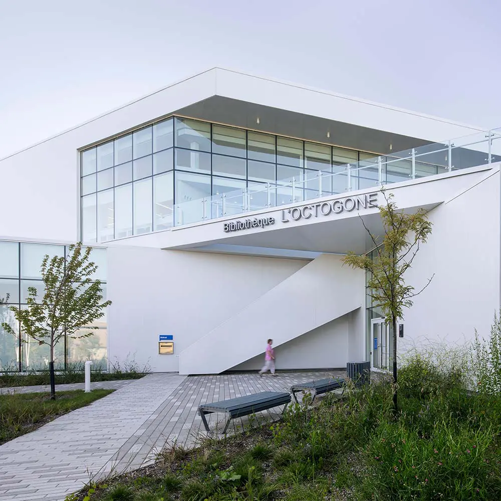 Esta biblioteca en canadá parece una linterna urbana: transforma la cultura a través de luz