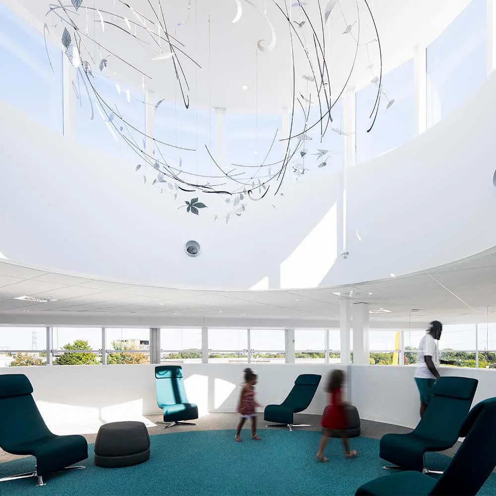 Esta biblioteca en canadá parece una linterna urbana: transforma la cultura a través de luz