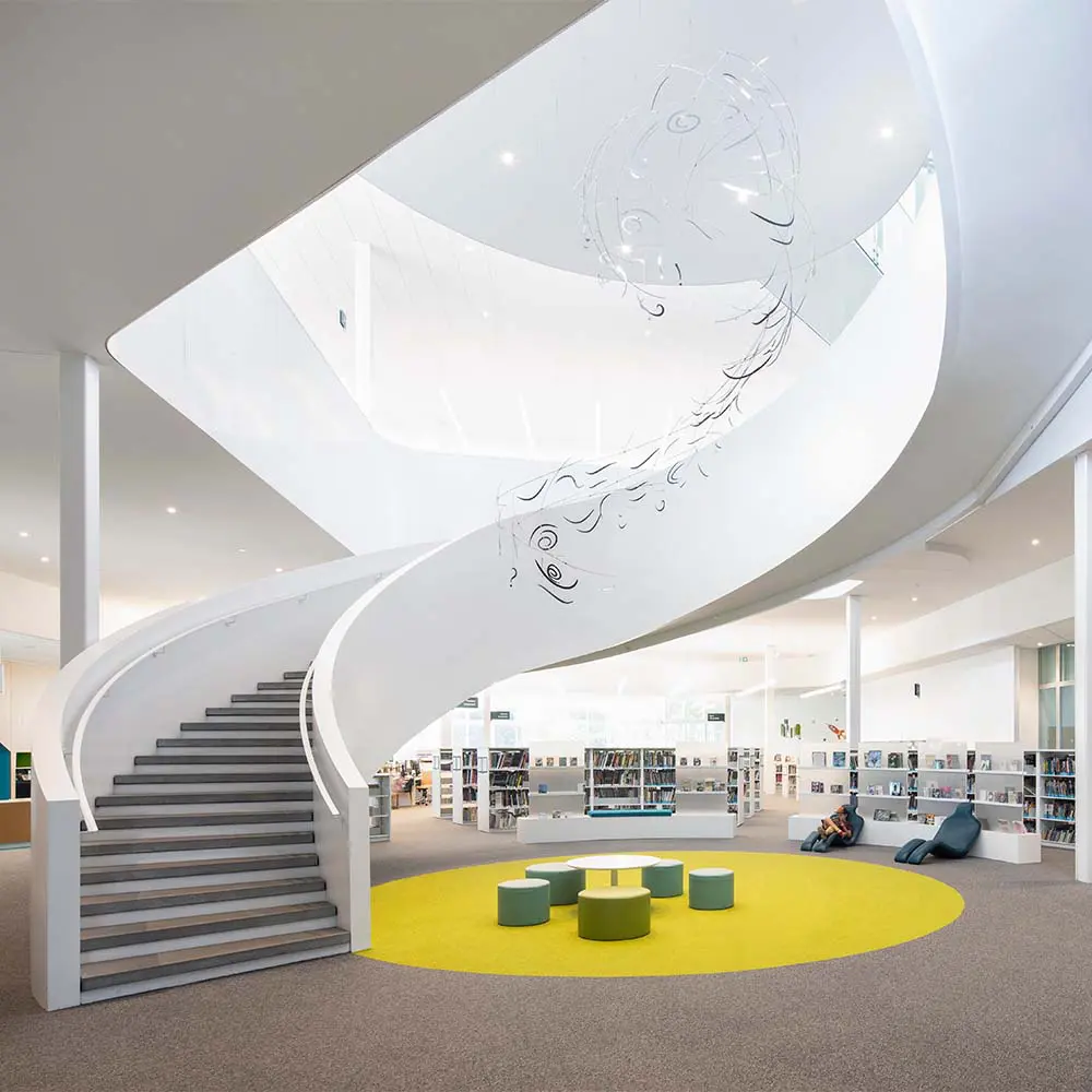 Esta biblioteca en canadá parece una linterna urbana: transforma la cultura a través de luz
