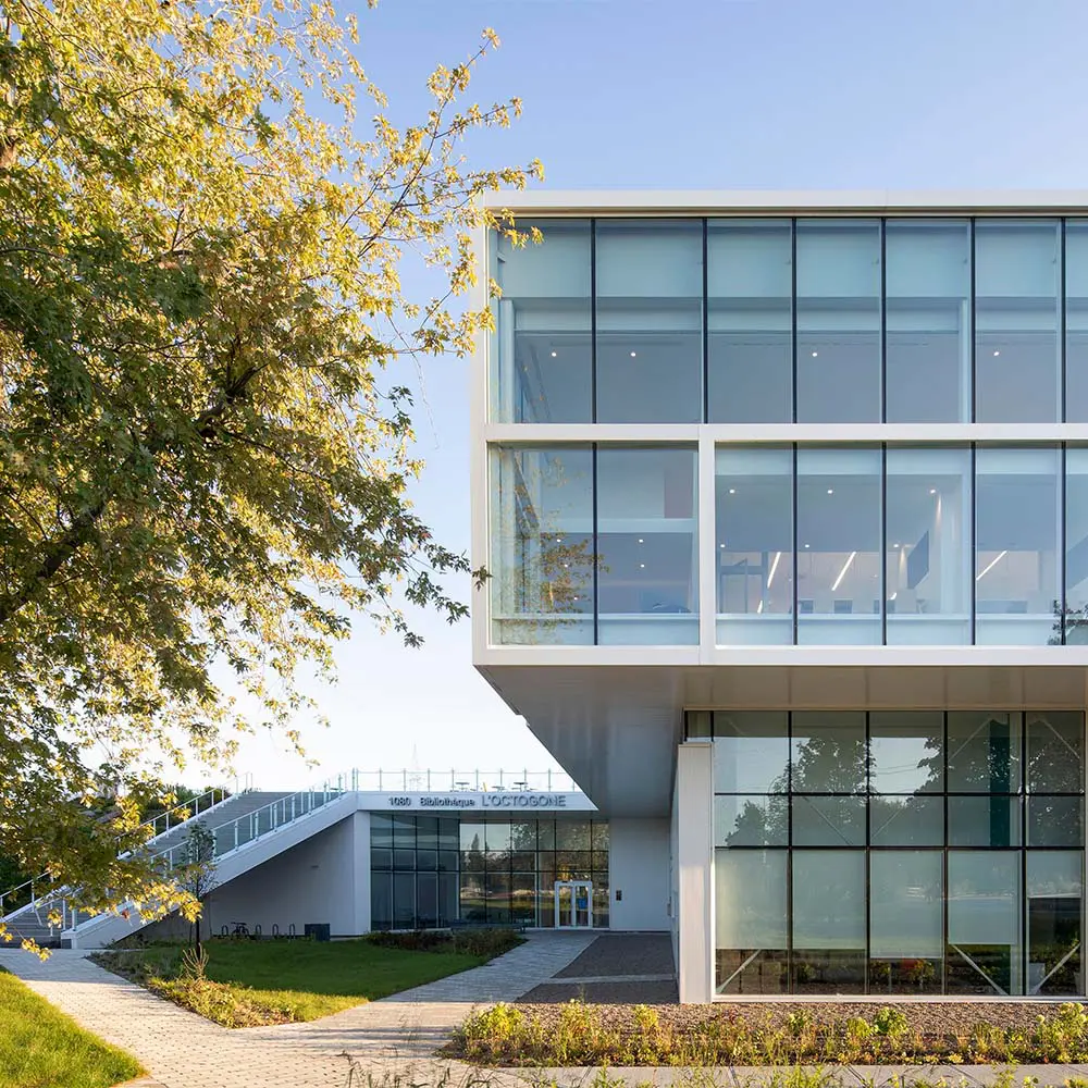 Esta biblioteca en canadá parece una linterna urbana: transforma la cultura a través de luz