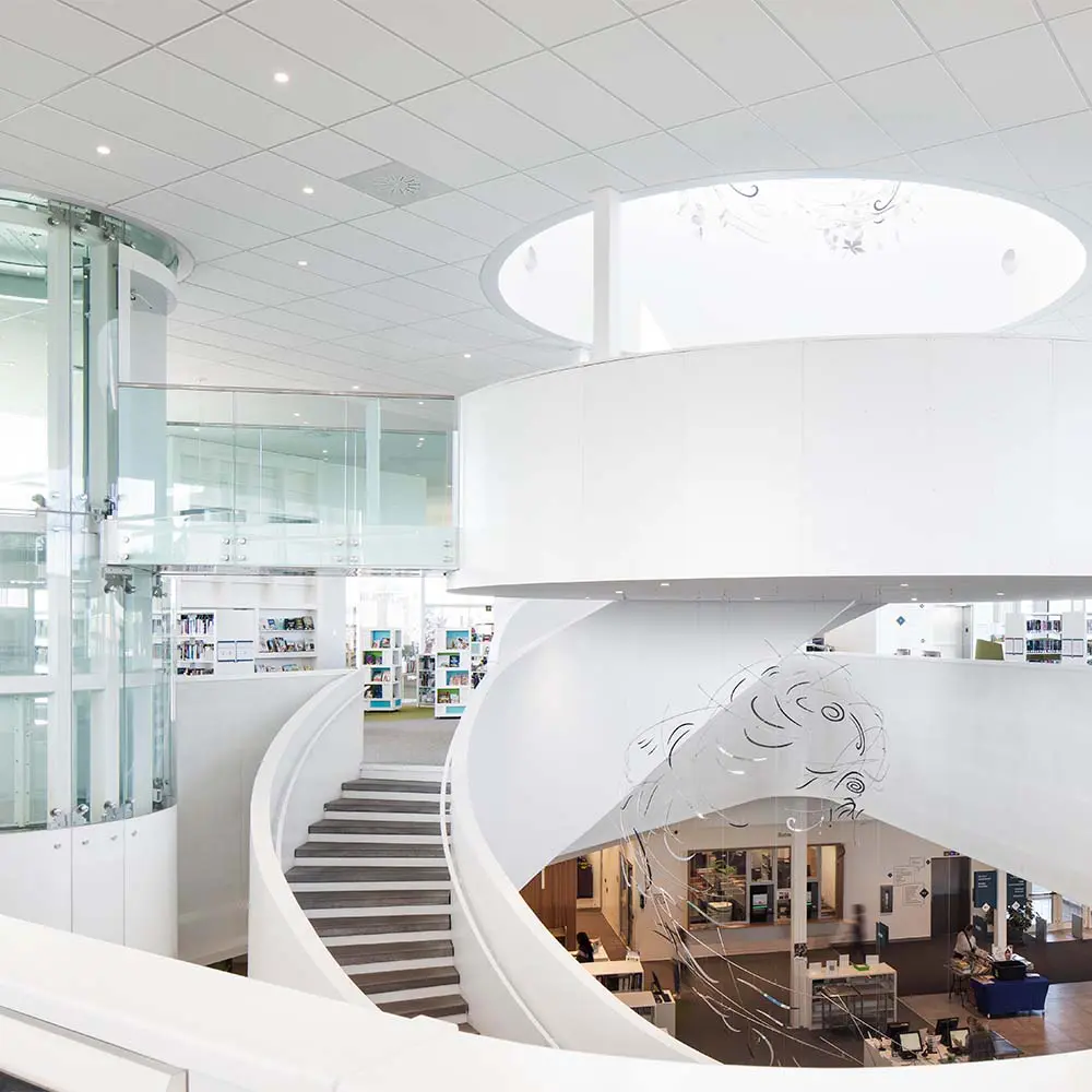 Esta biblioteca en canadá parece una linterna urbana: transforma la cultura a través de luz