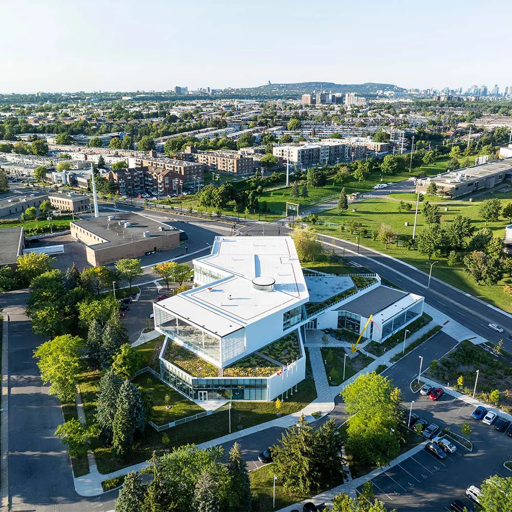 Esta biblioteca en canadá parece una linterna urbana: transforma la cultura a través de luz