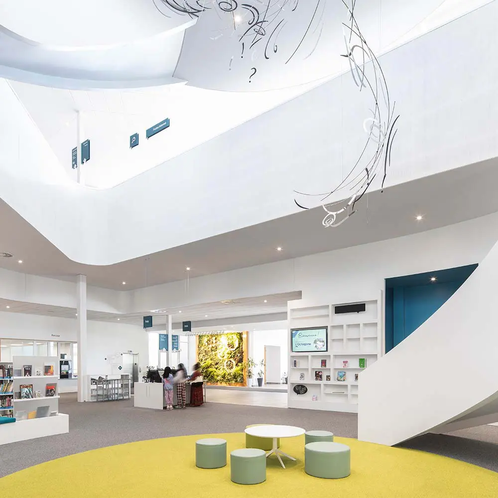 Esta biblioteca en canadá parece una linterna urbana: transforma la cultura a través de luz