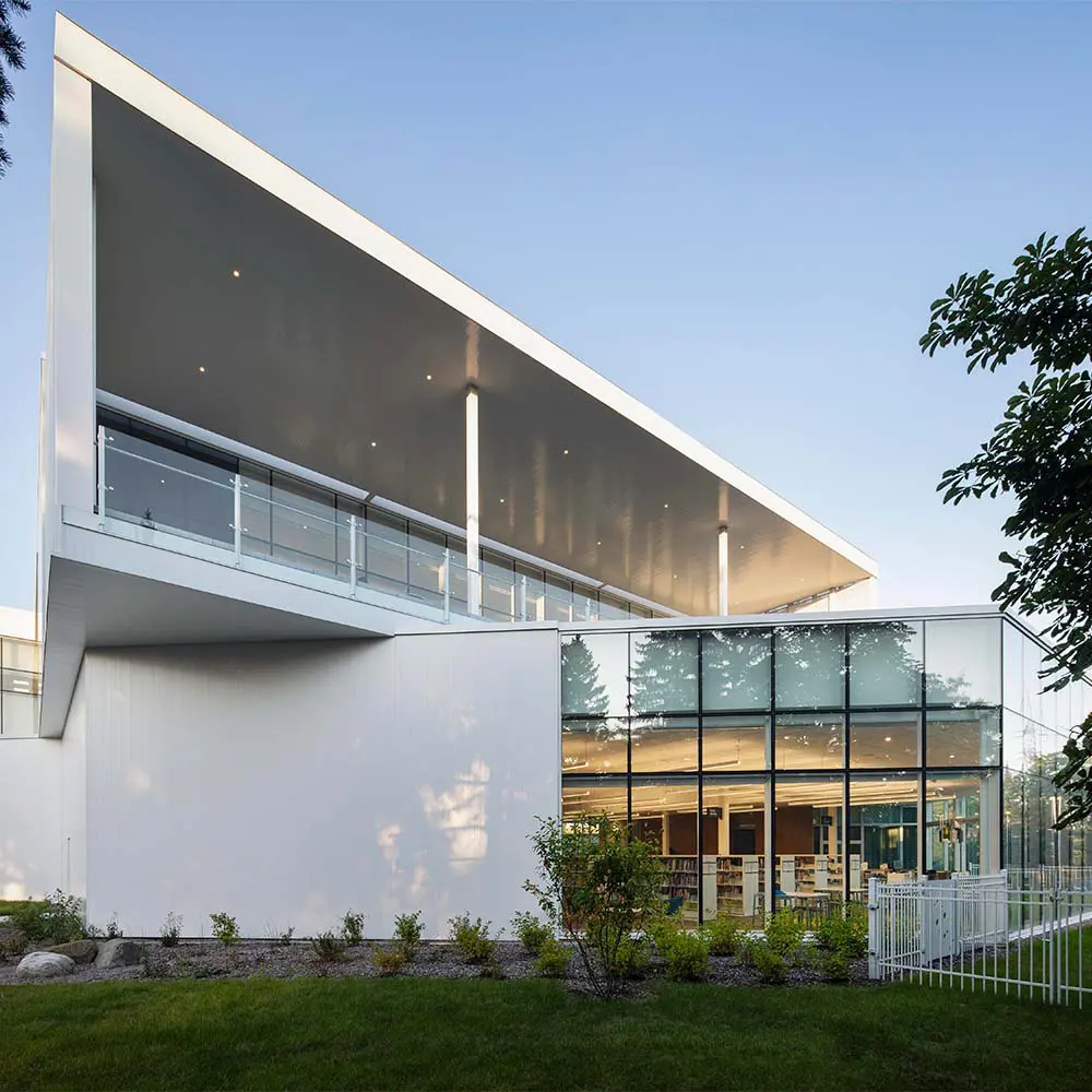 Esta biblioteca en canadá parece una linterna urbana: transforma la cultura a través de luz
