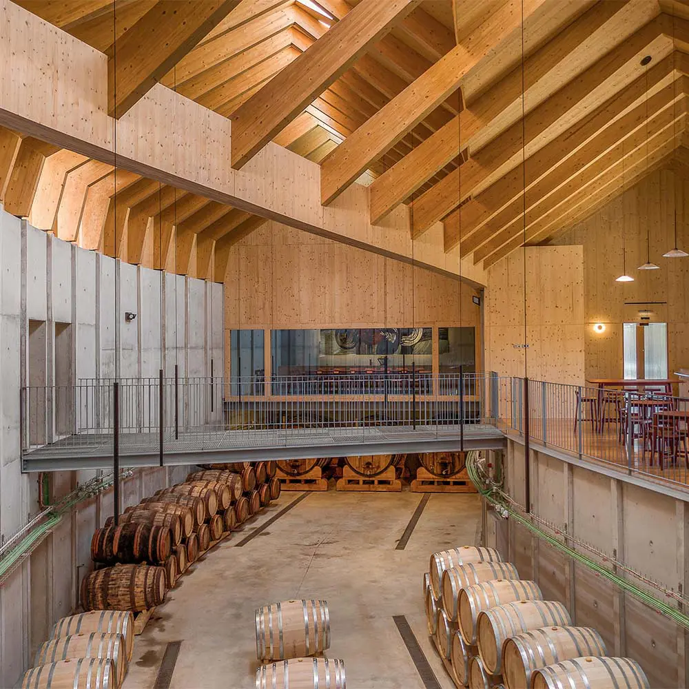 La bodega en portugal con un diseño inspirado en las curvas de los viñedos
