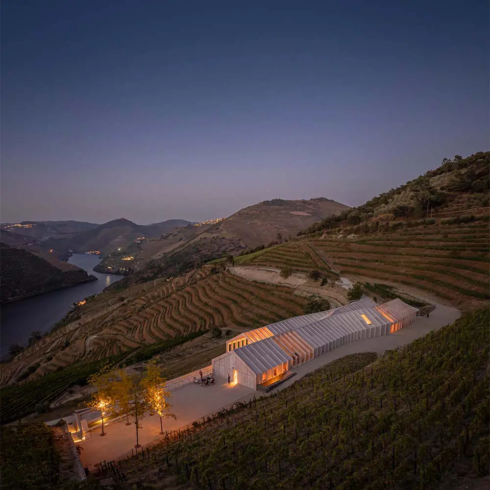 La bodega en portugal con un diseño inspirado en las curvas de los viñedos