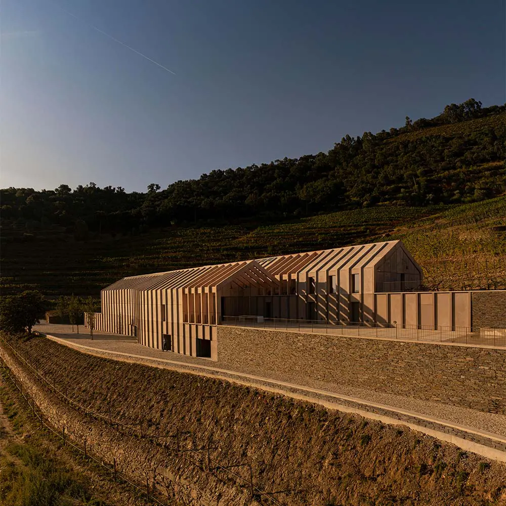 La bodega en portugal con un diseño inspirado en las curvas de los viñedos