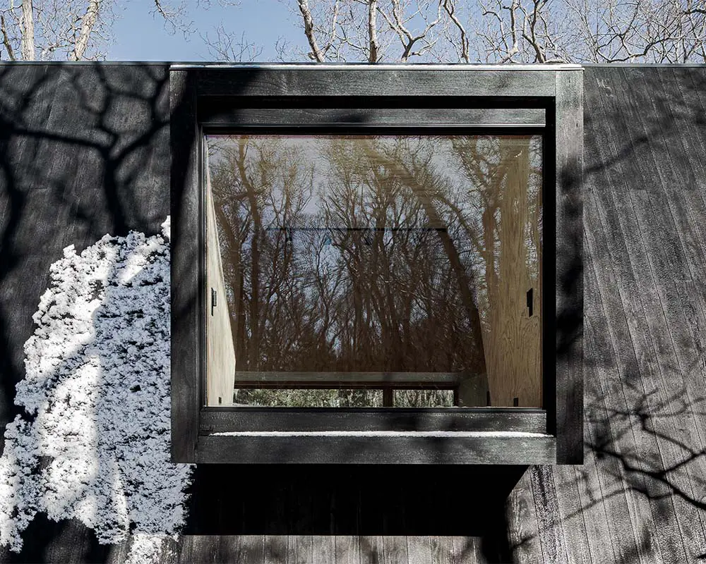 En esta cabaña es un triángulo negro que resalta en la nieve En esta cabaña es un triángulo negro que resalta en la nieve