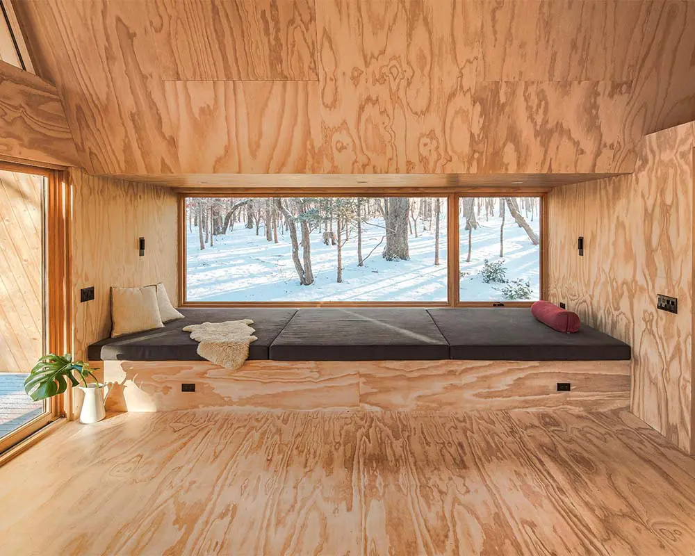 En esta cabaña es un triángulo negro que resalta en la nieve En esta cabaña es un triángulo negro que resalta en la nieve