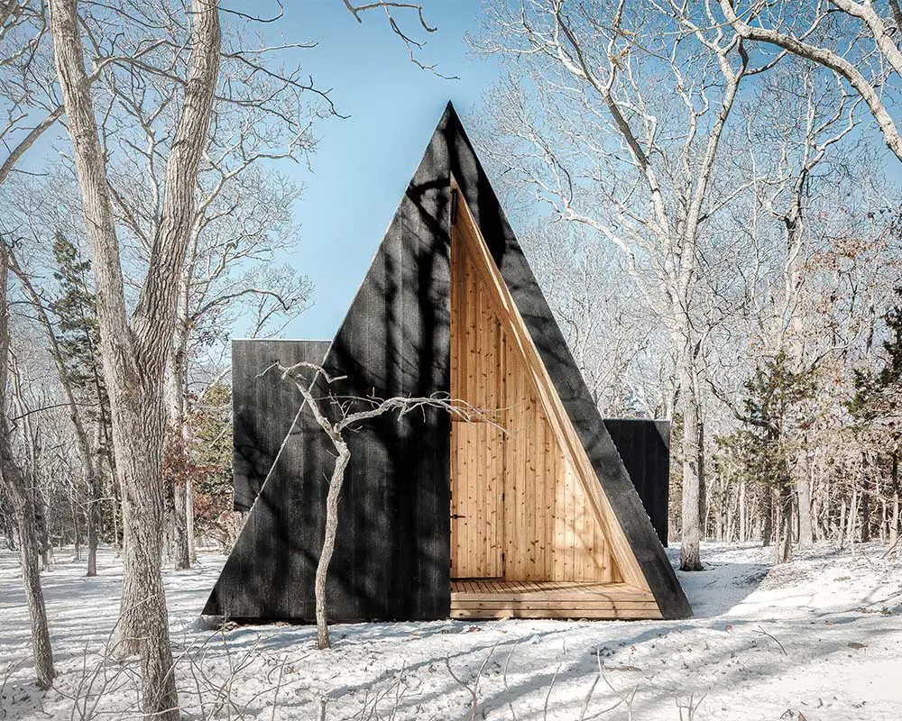 En esta cabaña es un triángulo negro que resalta en la nieve En esta cabaña es un triángulo negro que resalta en la nieve