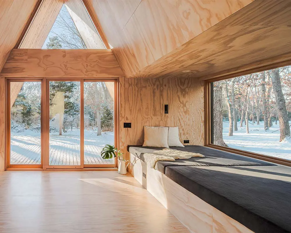 En esta cabaña es un triángulo negro que resalta en la nieve En esta cabaña es un triángulo negro que resalta en la nieve