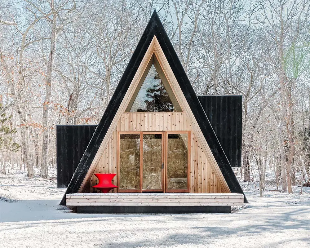 En esta cabaña es un triángulo negro que resalta en la nieve Diseño de cabaña