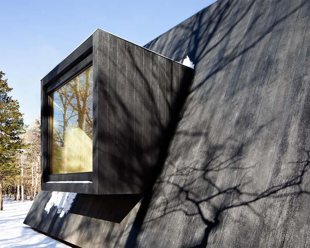 En esta cabaña es un triángulo negro que resalta en la nieve En esta cabaña es un triángulo negro que resalta en la nieve