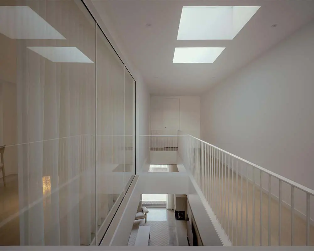 La arquitectura de la luz: una casa que transforma los vacíos en una experiencia
