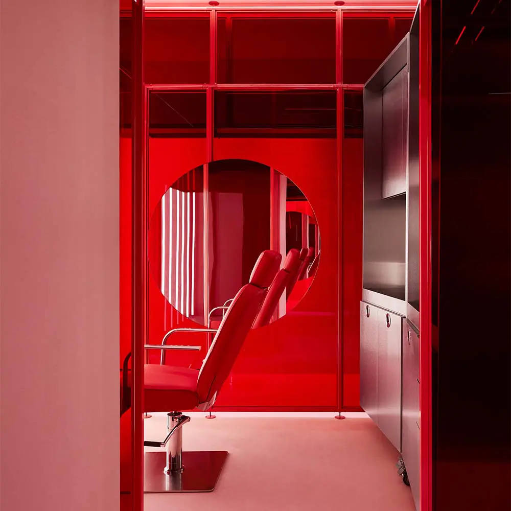 Una explosión de color transforma la experiencia de esta clínica de medicina estética en toronto