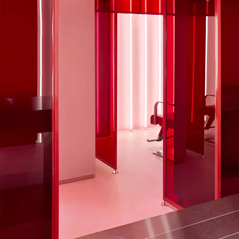 Una explosión de color transforma la experiencia de esta clínica de medicina estética en toronto