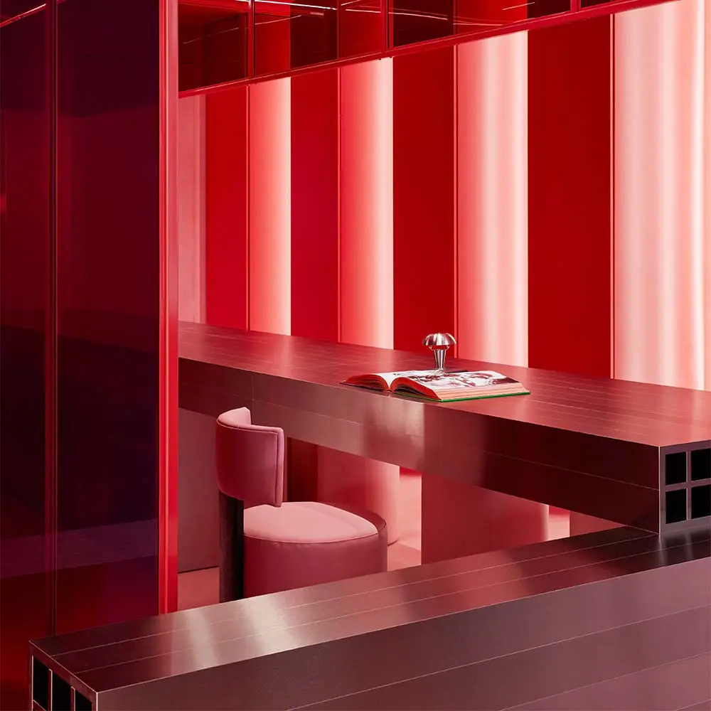Una explosión de color transforma la experiencia de esta clínica de medicina estética en toronto