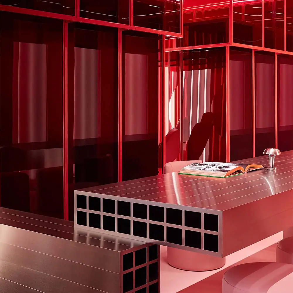 Una explosión de color transforma la experiencia de esta clínica de medicina estética en toronto