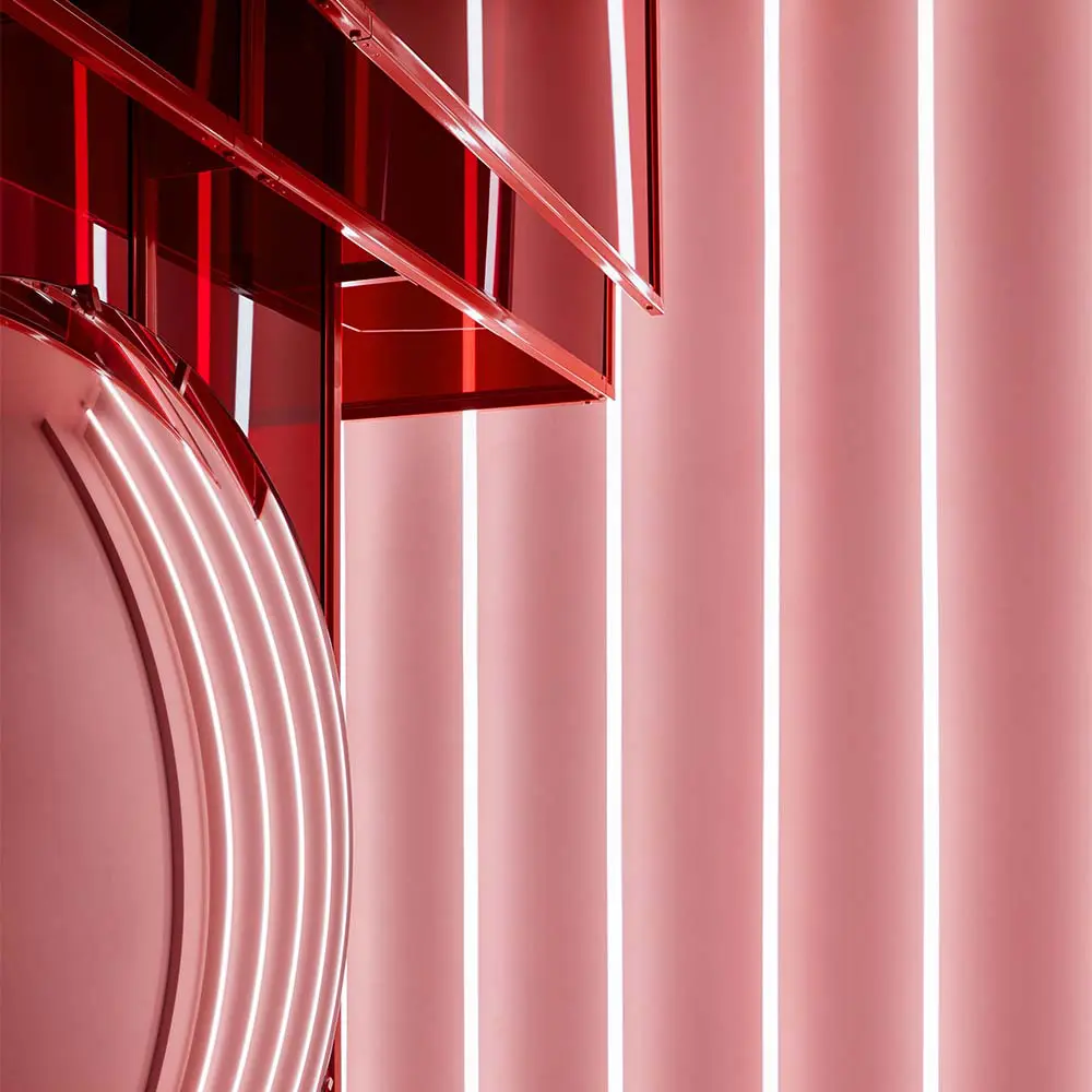 Una explosión de color transforma la experiencia de esta clínica de medicina estética en toronto