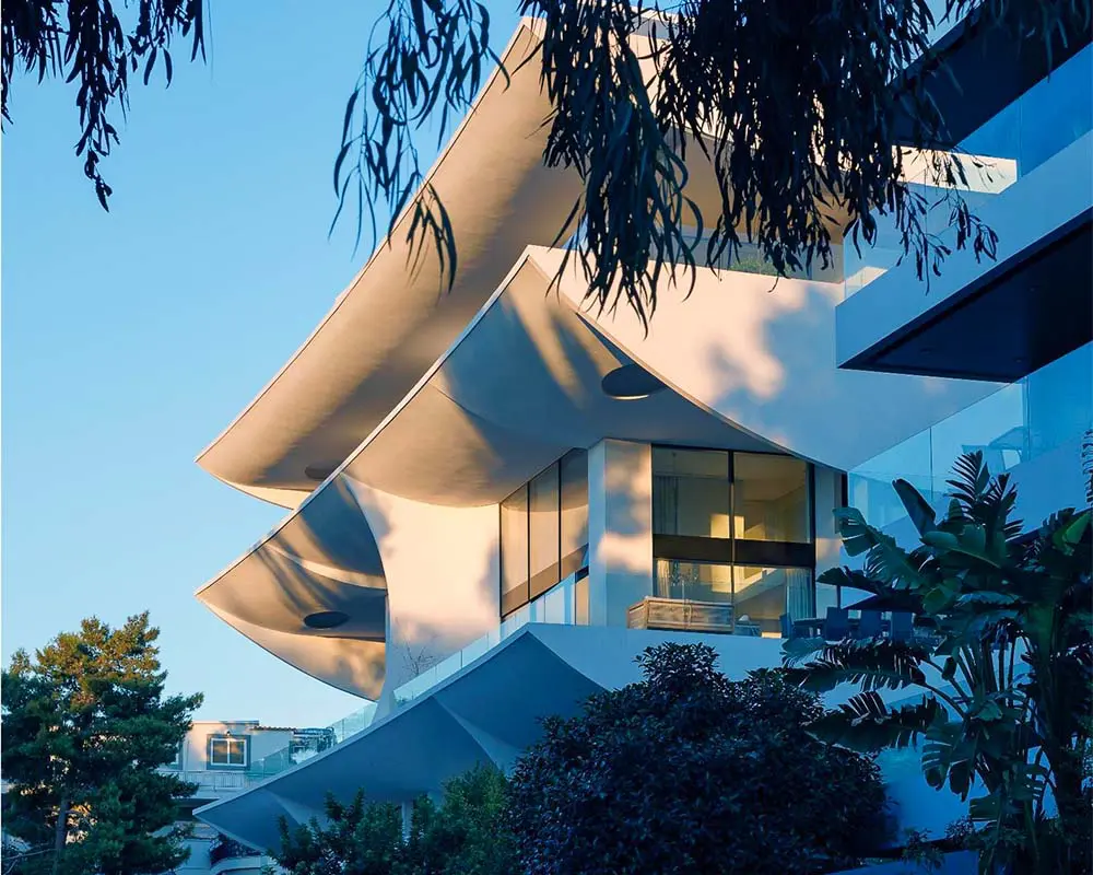 Este edificio en grecia demuestra cómo la arquitectura puede aprovechar el sol, la luz y el clima Este edificio en grecia demuestra cómo la arquitectura puede aprovechar el sol, la luz y el clima