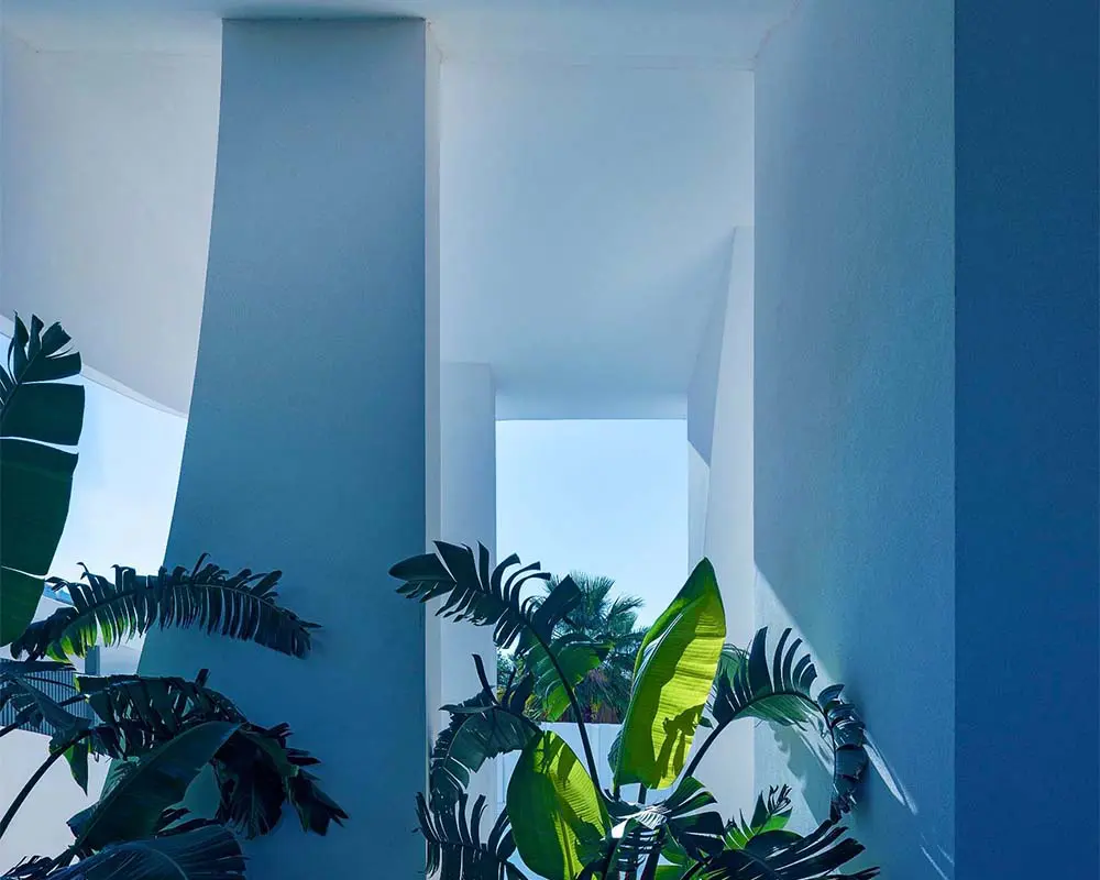 Este edificio en grecia demuestra cómo la arquitectura puede aprovechar el sol, la luz y el clima Este edificio en grecia demuestra cómo la arquitectura puede aprovechar el sol, la luz y el clima