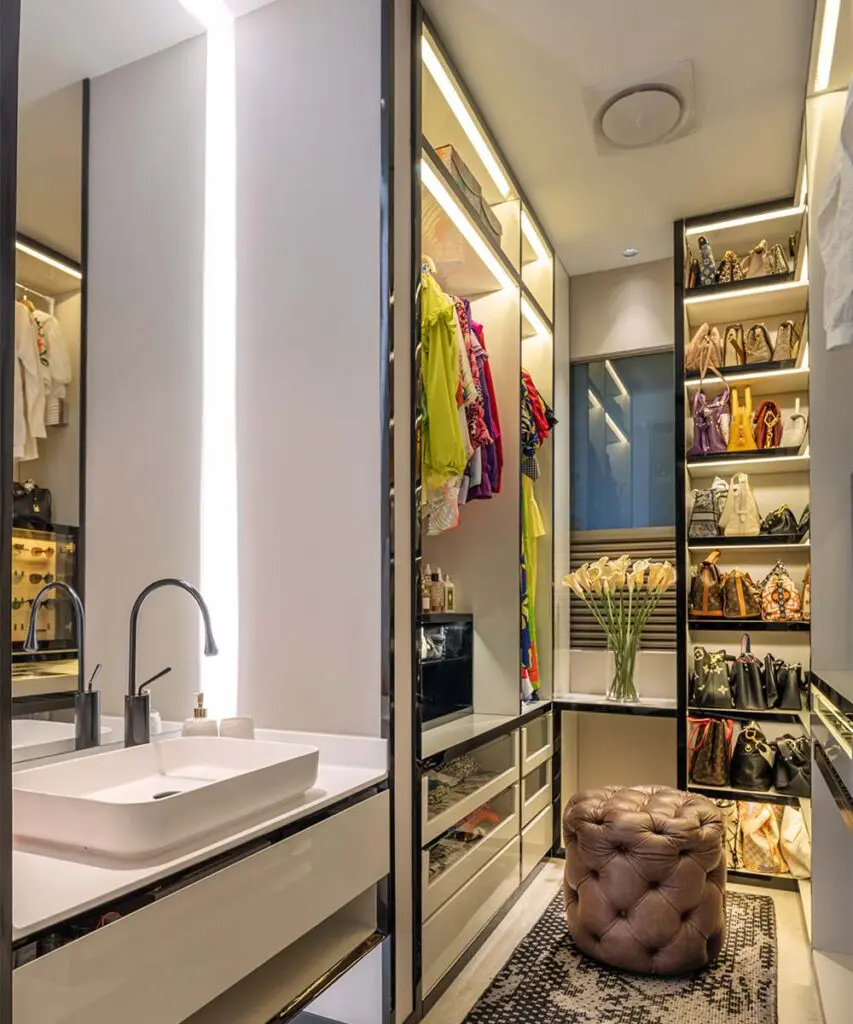 Inspírese: el baño y el 'walk-in closet' como un único espacio