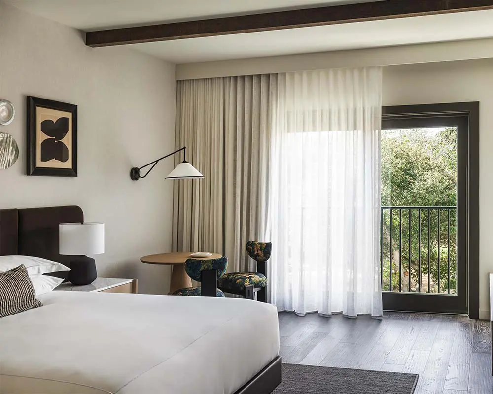 Un hotel que convirtió la imperfección de los materiales naturales en su mayor valor